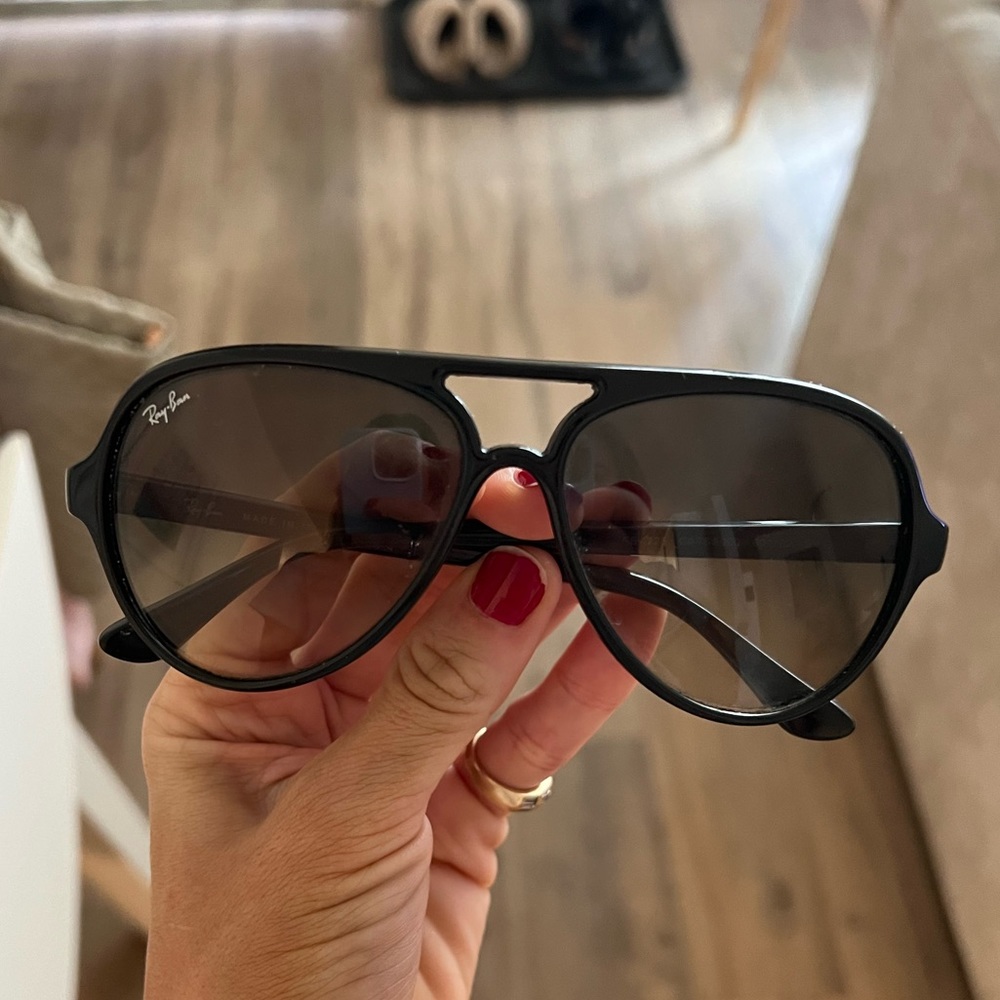 Black Ray-Ban Aviators!